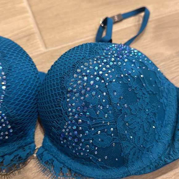 Victoria's Secret Fashion Show Teal Rhinestone Strappy Push-Up Bra. NWT. - Picture 4 of 6